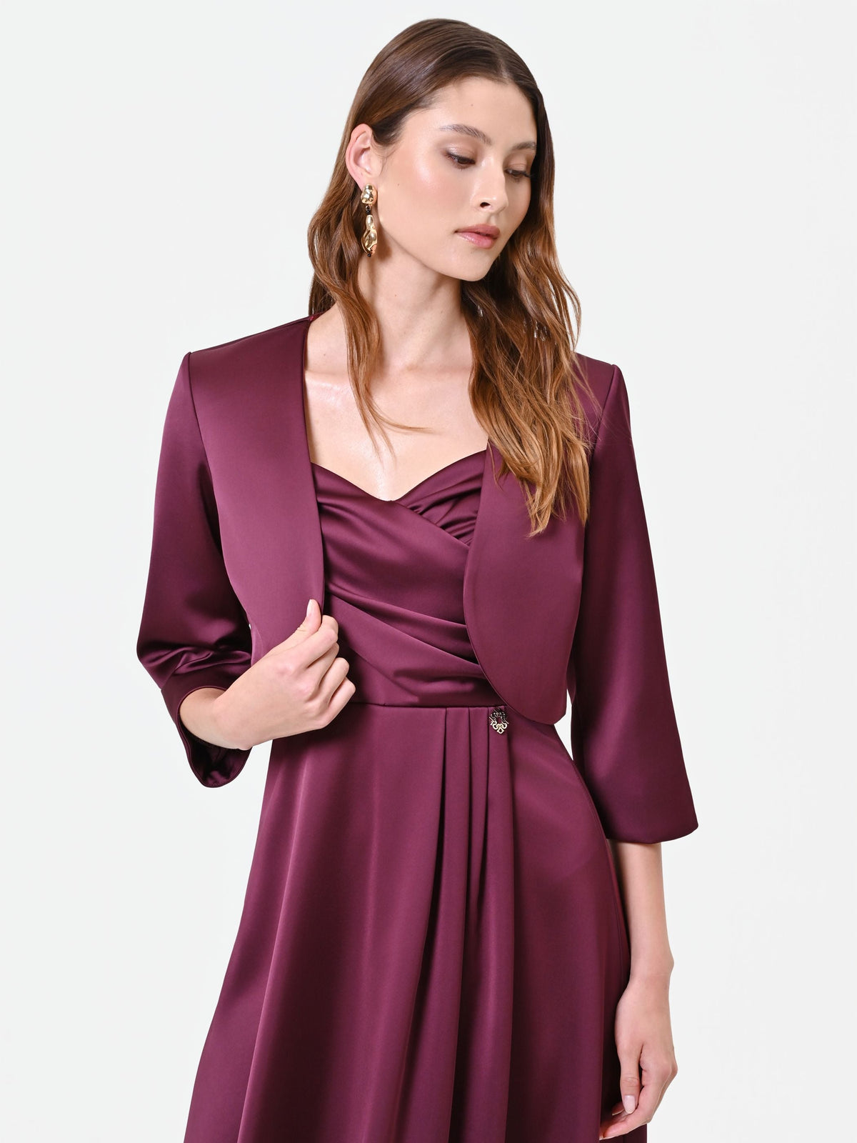 Coprispalle in raso strutturato bordeaux con bordi stondati