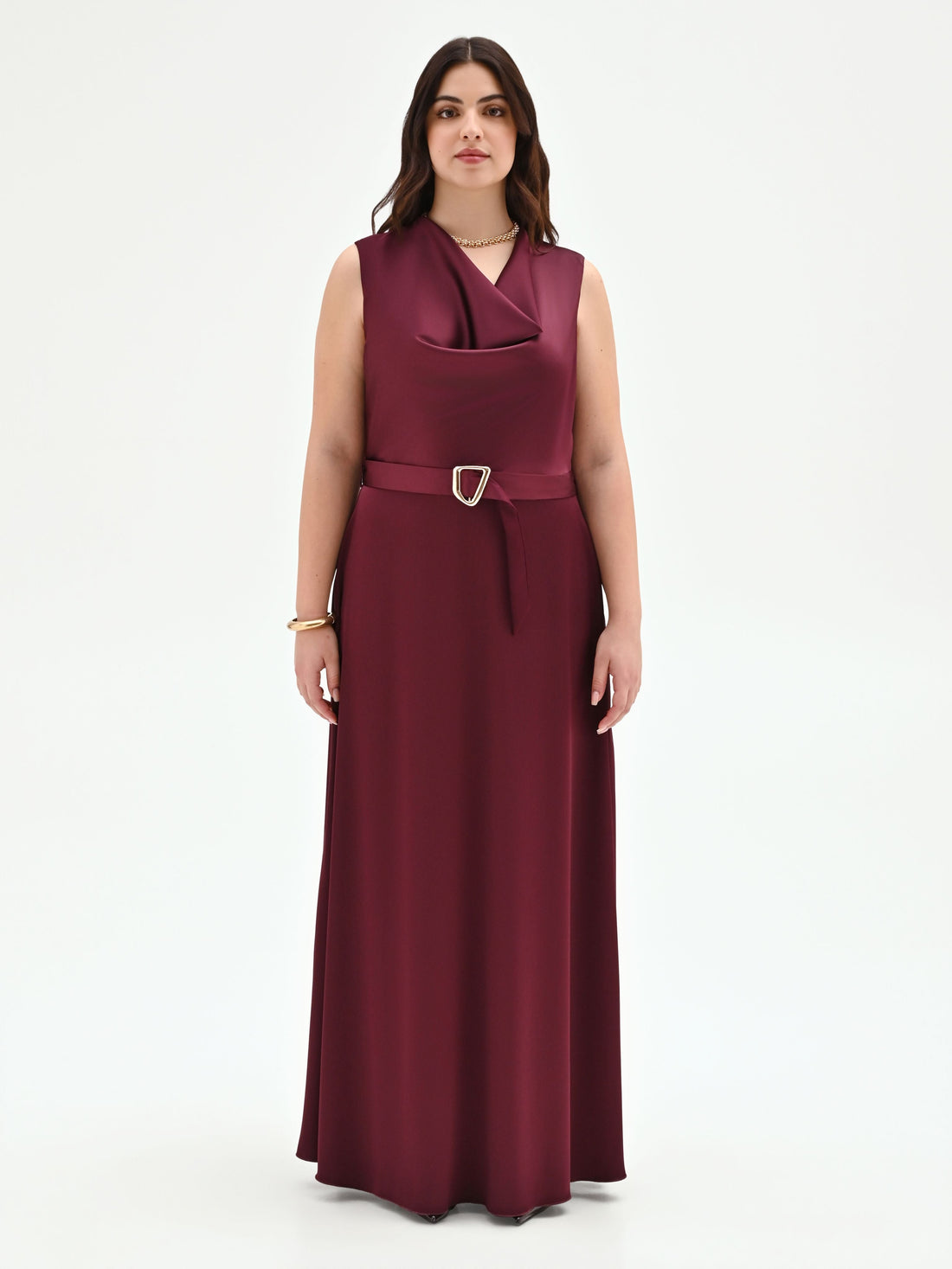 Abito lungo curvy bordeaux con scollo asimmetrico
