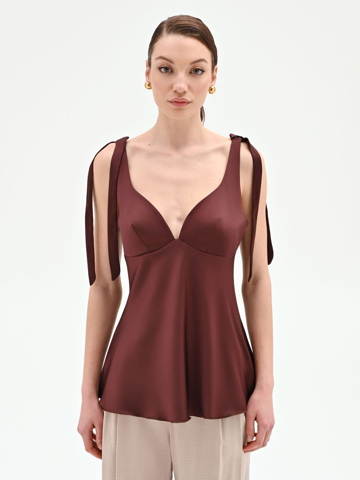 Top in raso cioccolato con fiocchi sulle spalle