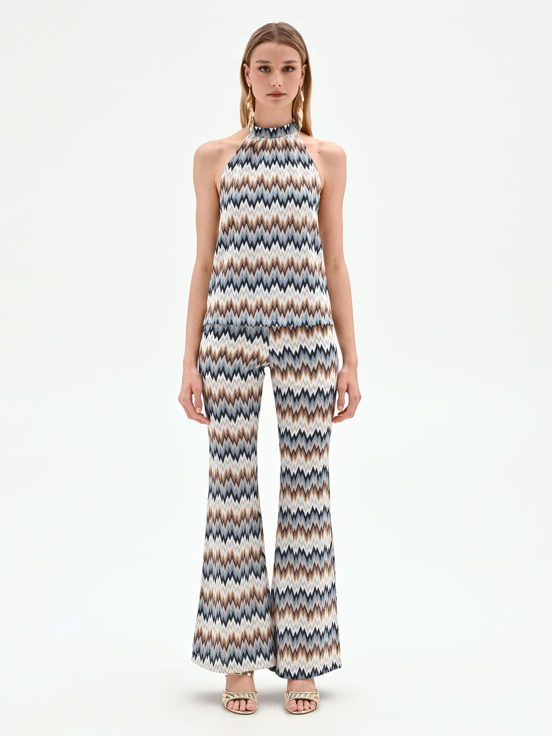 Top azzurro con mtotivo chevron e scollo all'americana