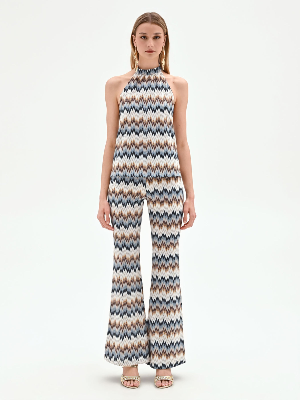 Top azzurro con mtotivo chevron e scollo all'americana