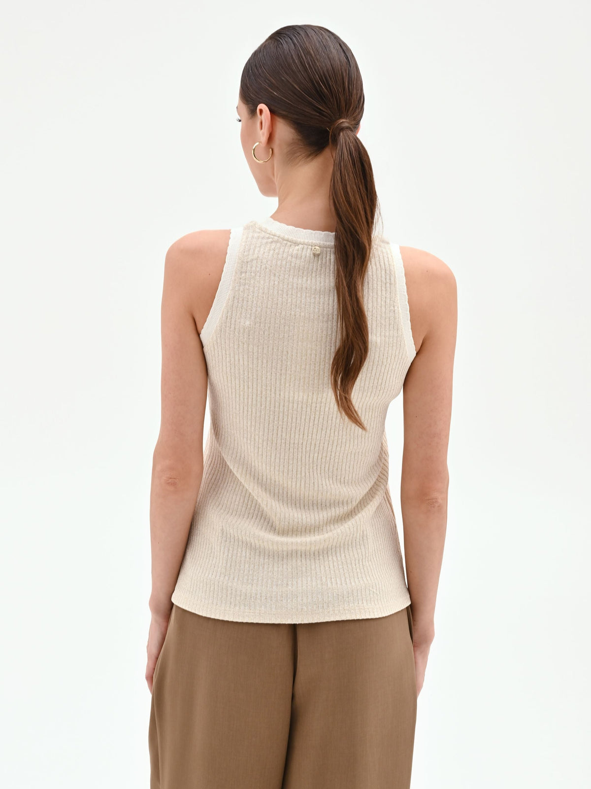 Top oro in maglia a costine con orli smerlati