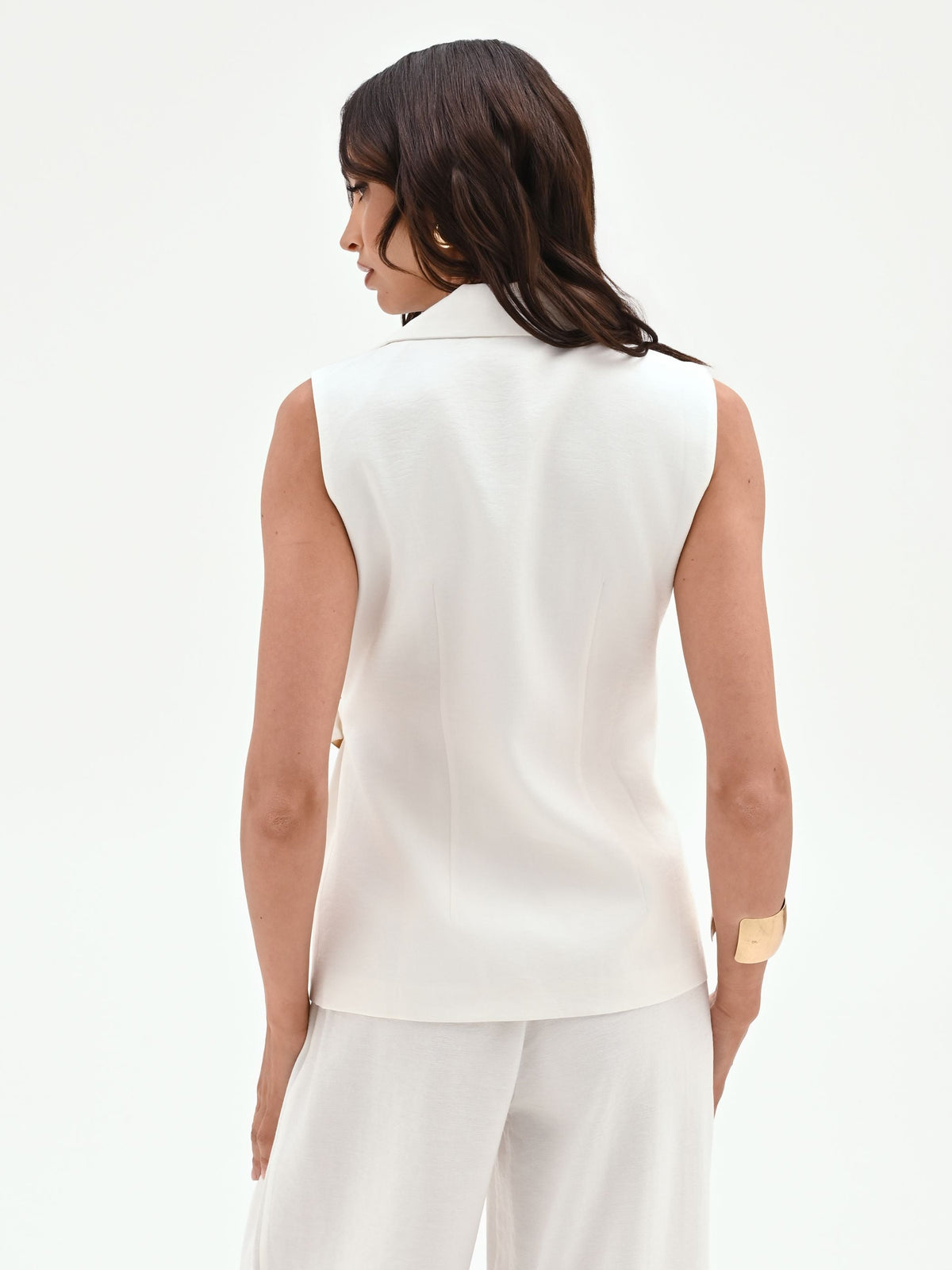 Gilet bianco con cintura e fibbia laterale