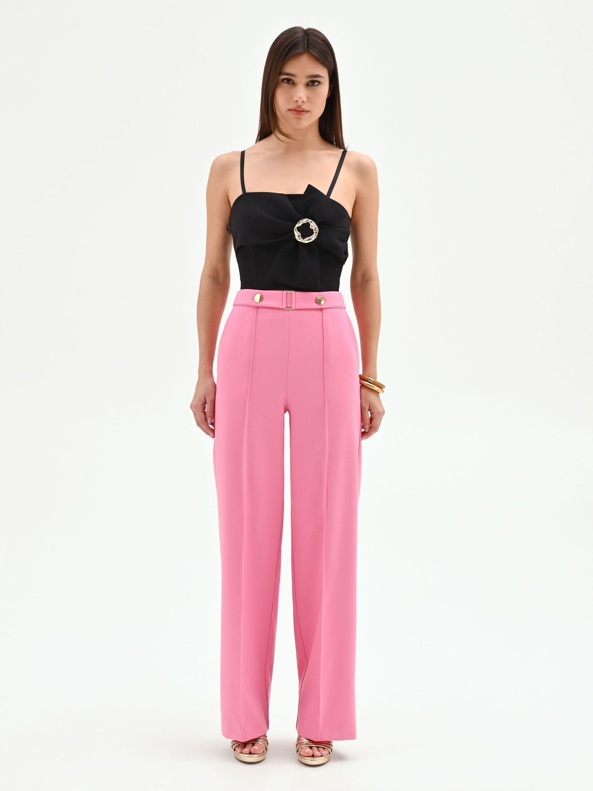 Pantalone a palazzo rosa con cintura gioiello