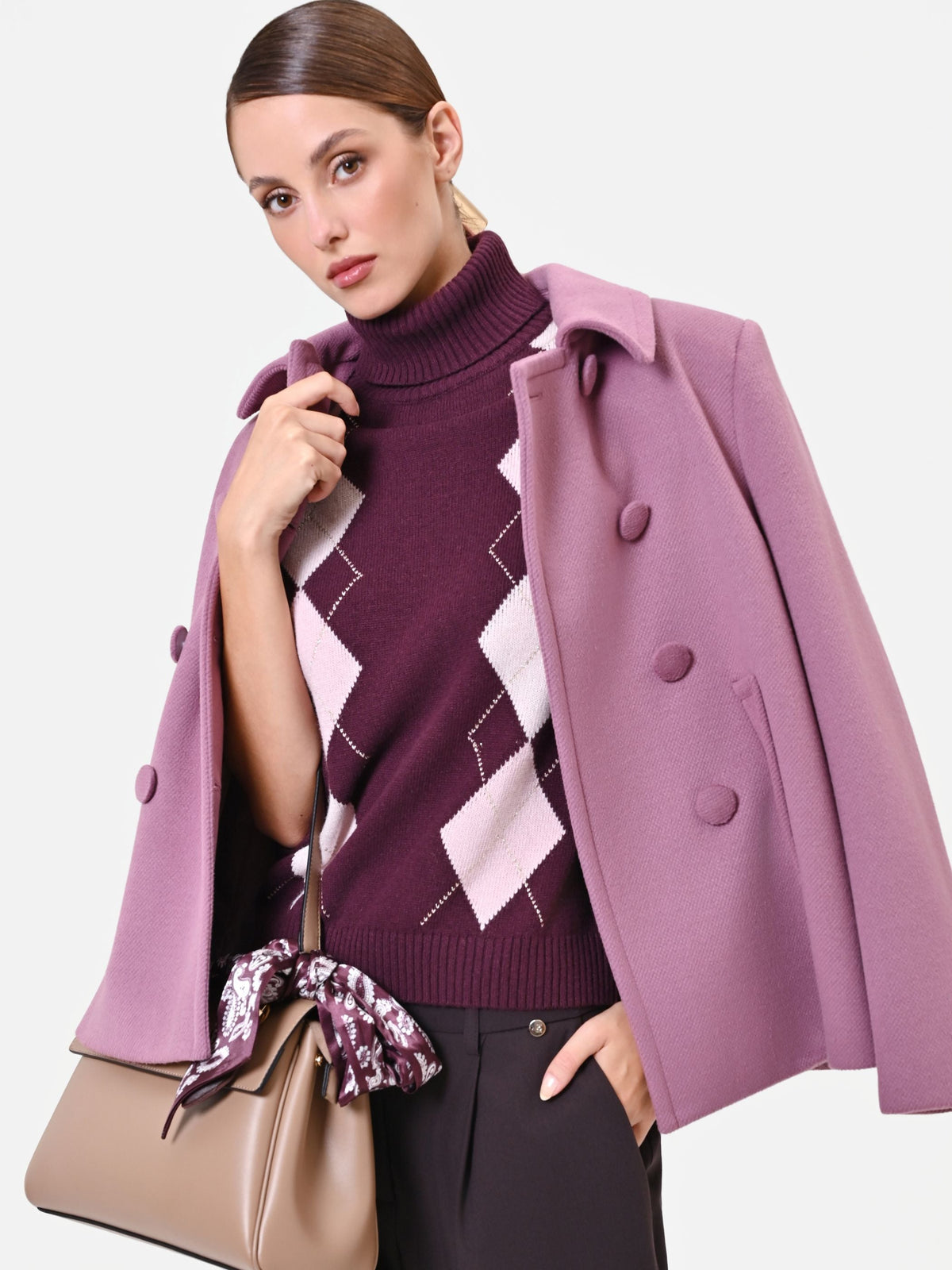 Maglia dolcevita in viscosa bordeaux con motivo a rombi