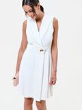 Abito bianco con revers e bottone design
