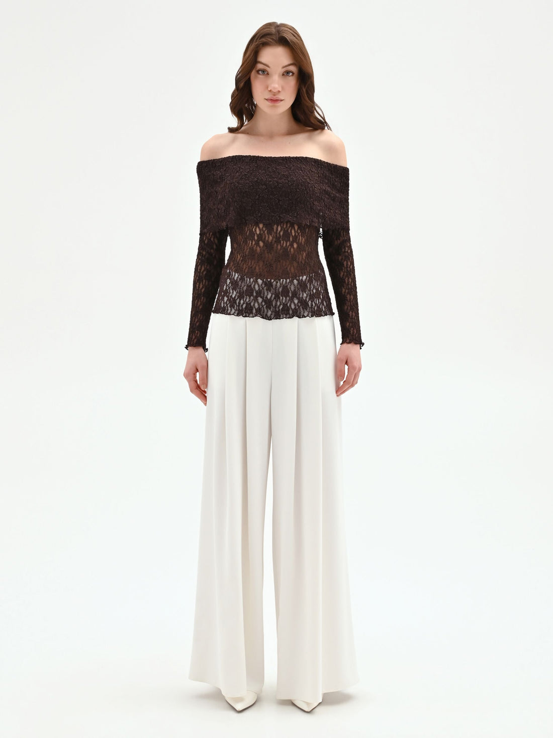 Blusa in pizzo cioccolato con spalle scoperte