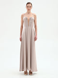 Abito lungo tortora beige con scollo a cuore