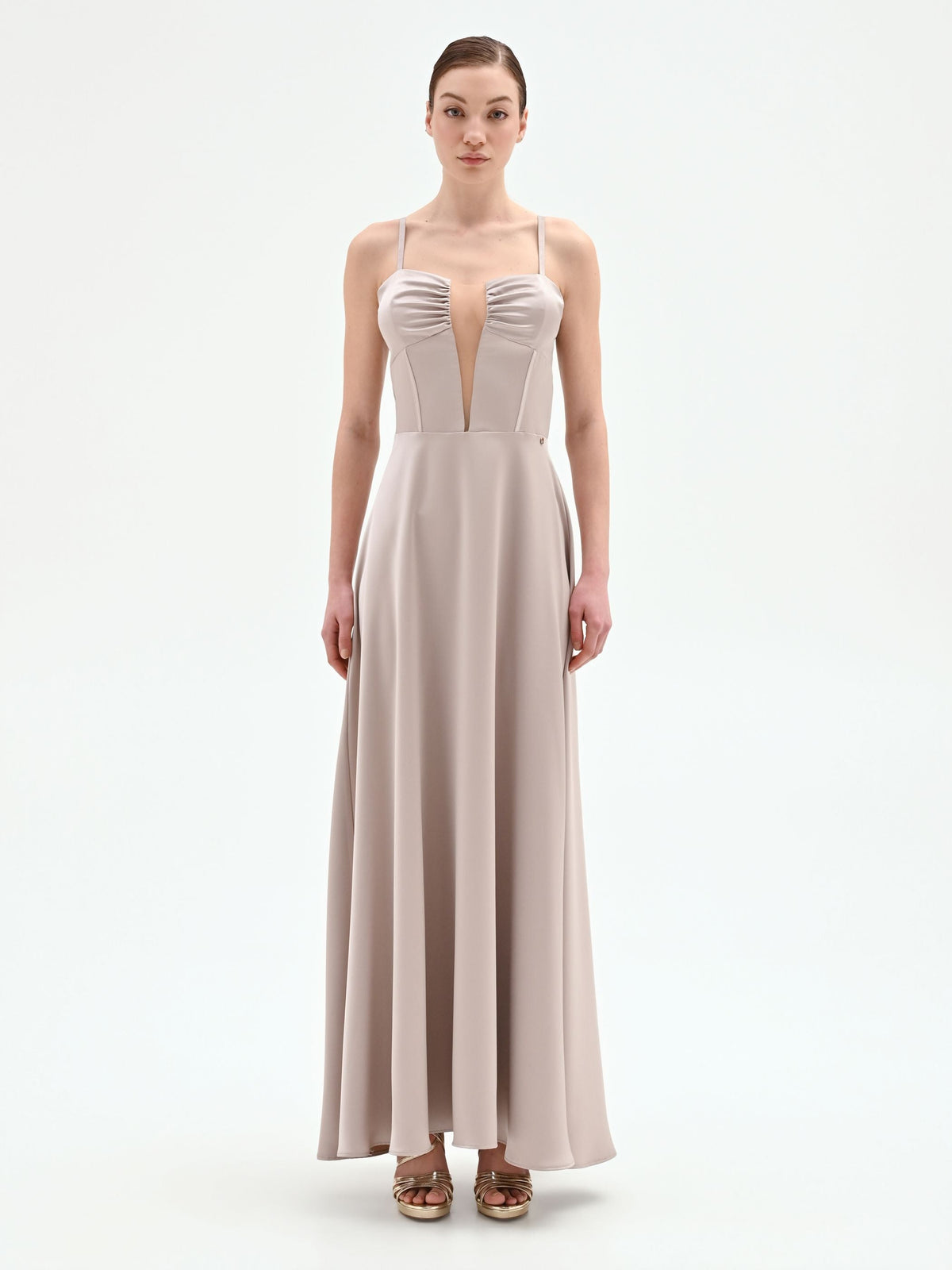 Abito lungo tortora beige con scollo a cuore