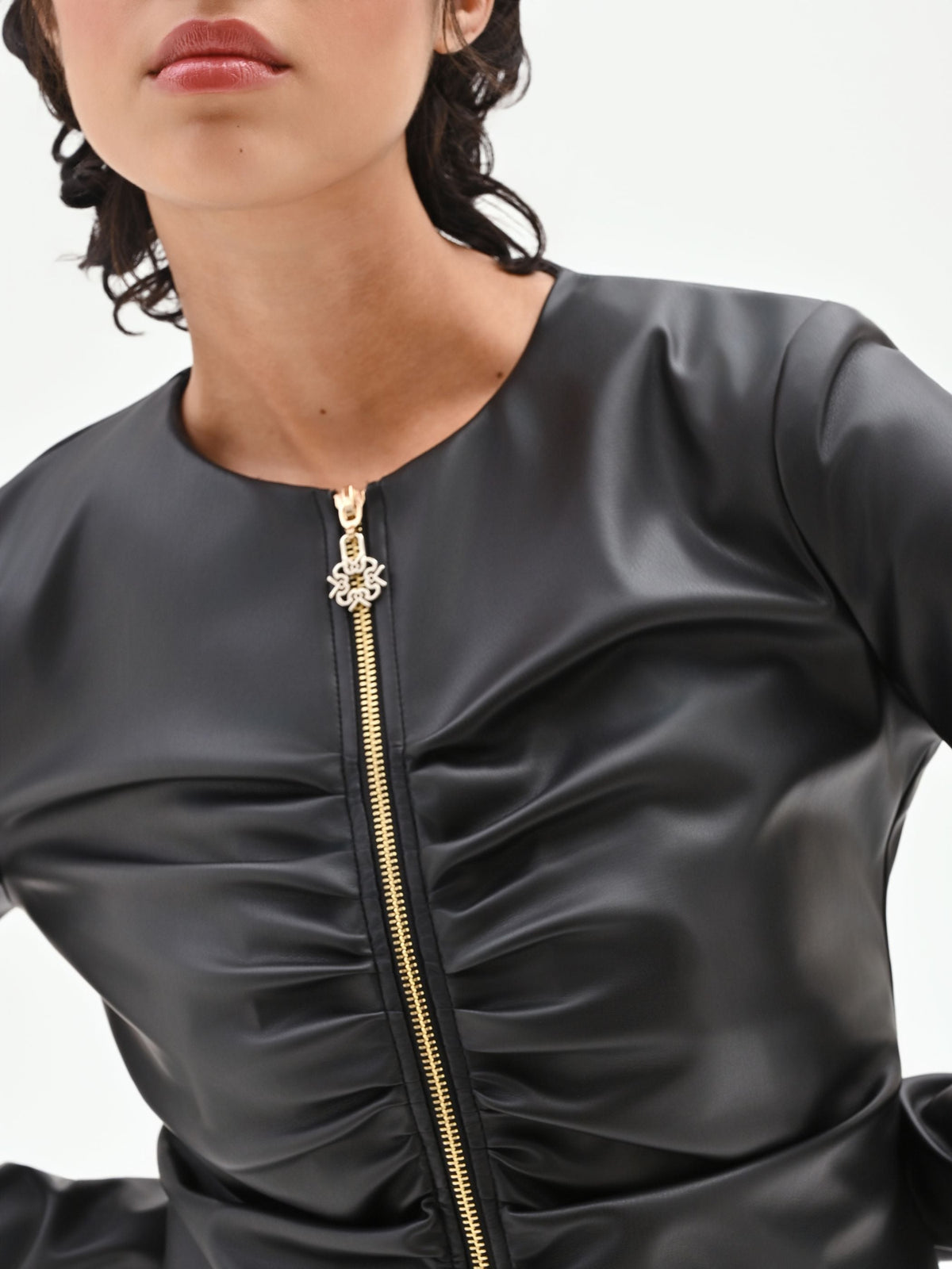 Giacca similpelle nera con zip e arricciature