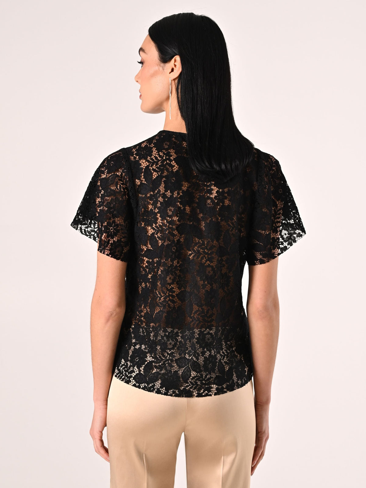 Blusa Nera in Pizzo con Spilla