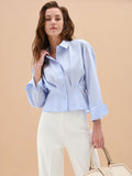 Camicia azzurra in cotone con pieghe cucite