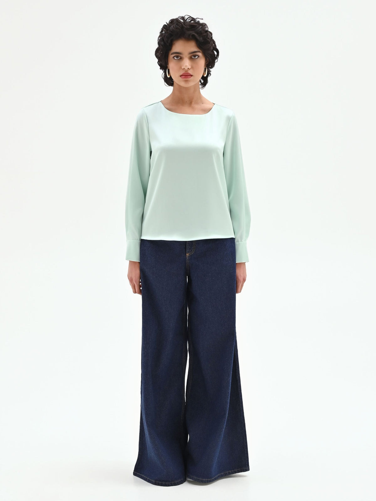 Blusa verde menta dalla linea essenziale