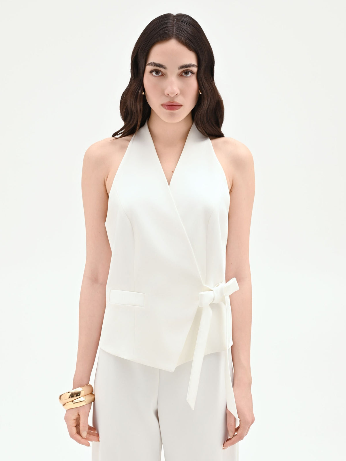 Gilet bianco con chiusura a fiocco laterale