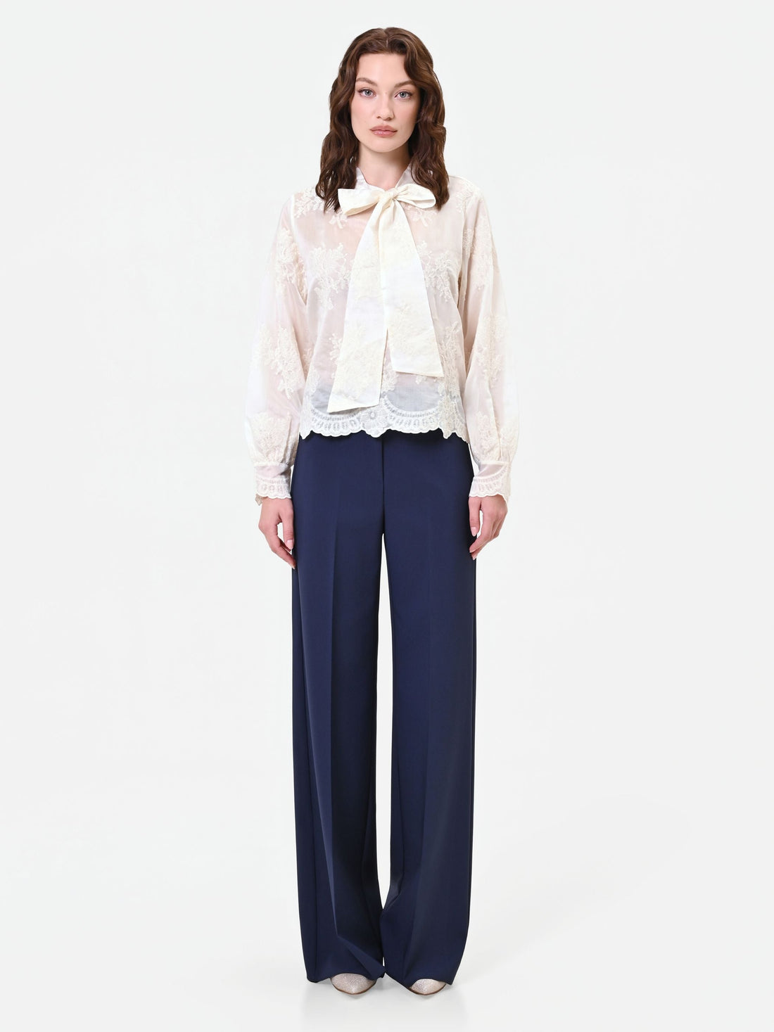Blusa in pizzo panna con fiocco al collo