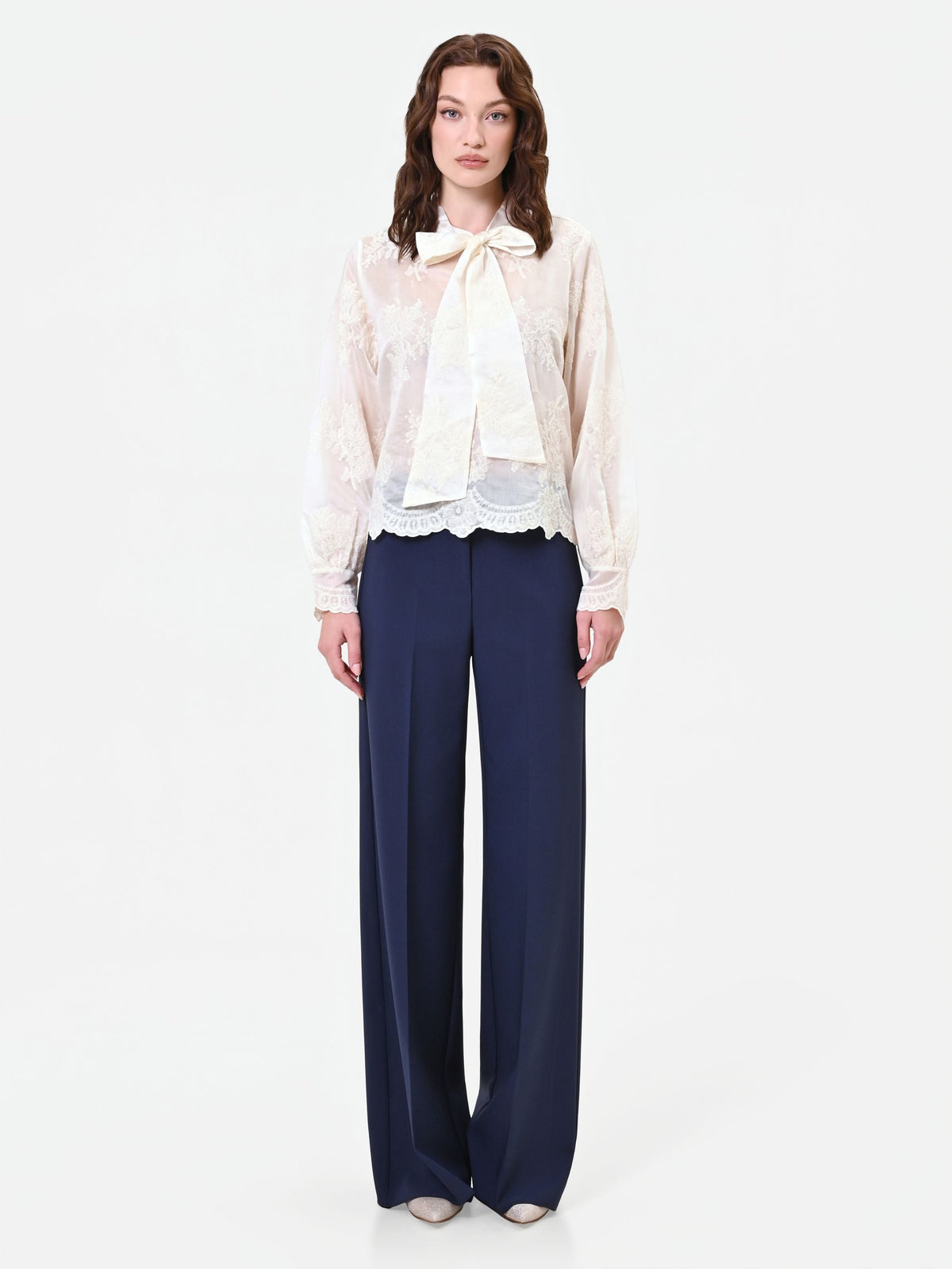Blusa in pizzo panna con fiocco al collo