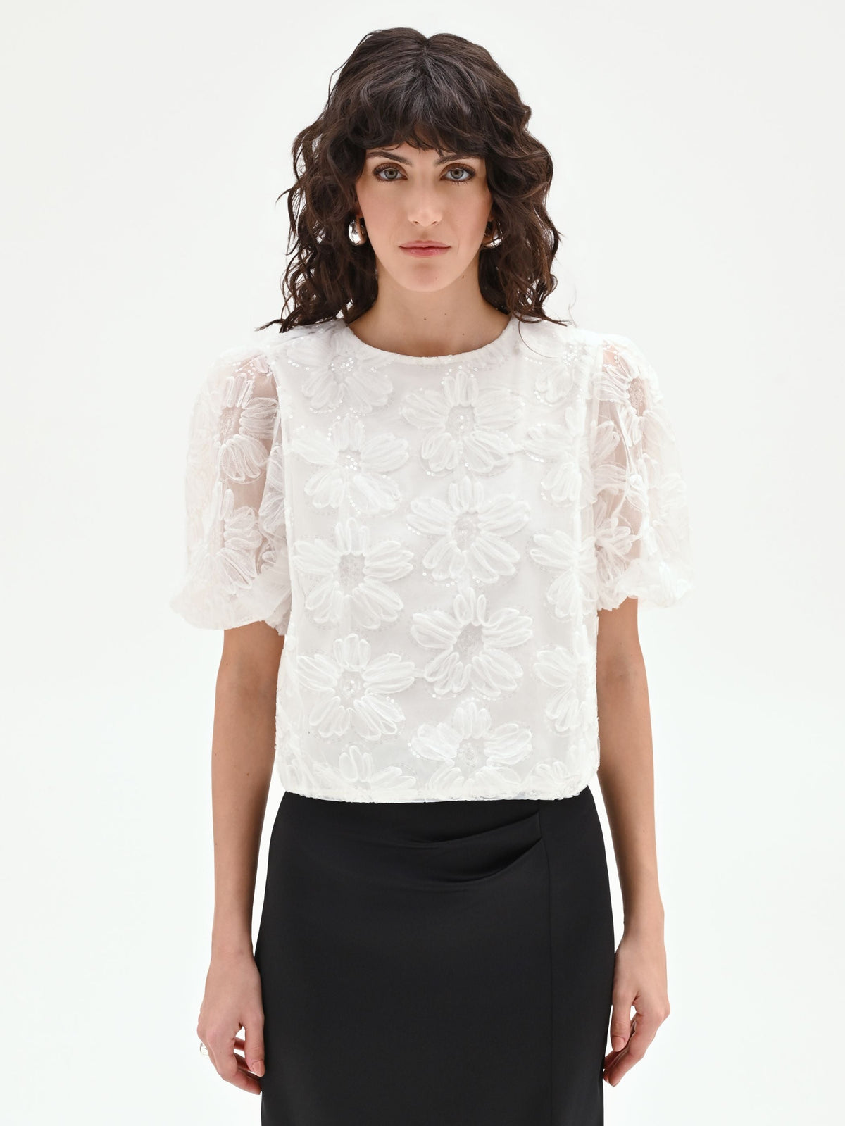 Blusa bianca in organza con maxi fiori applicati