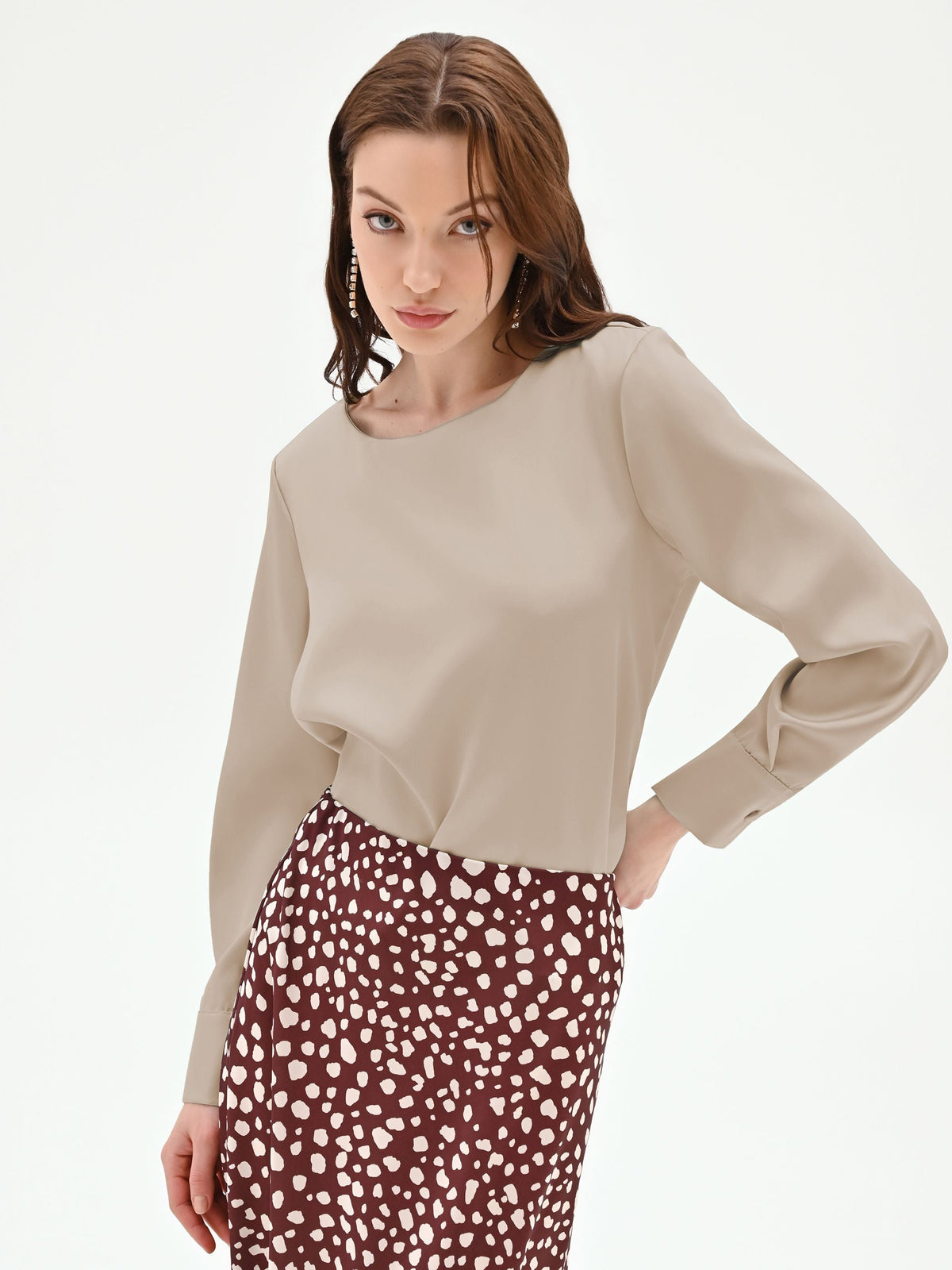 Blusa beige in raso con polsini