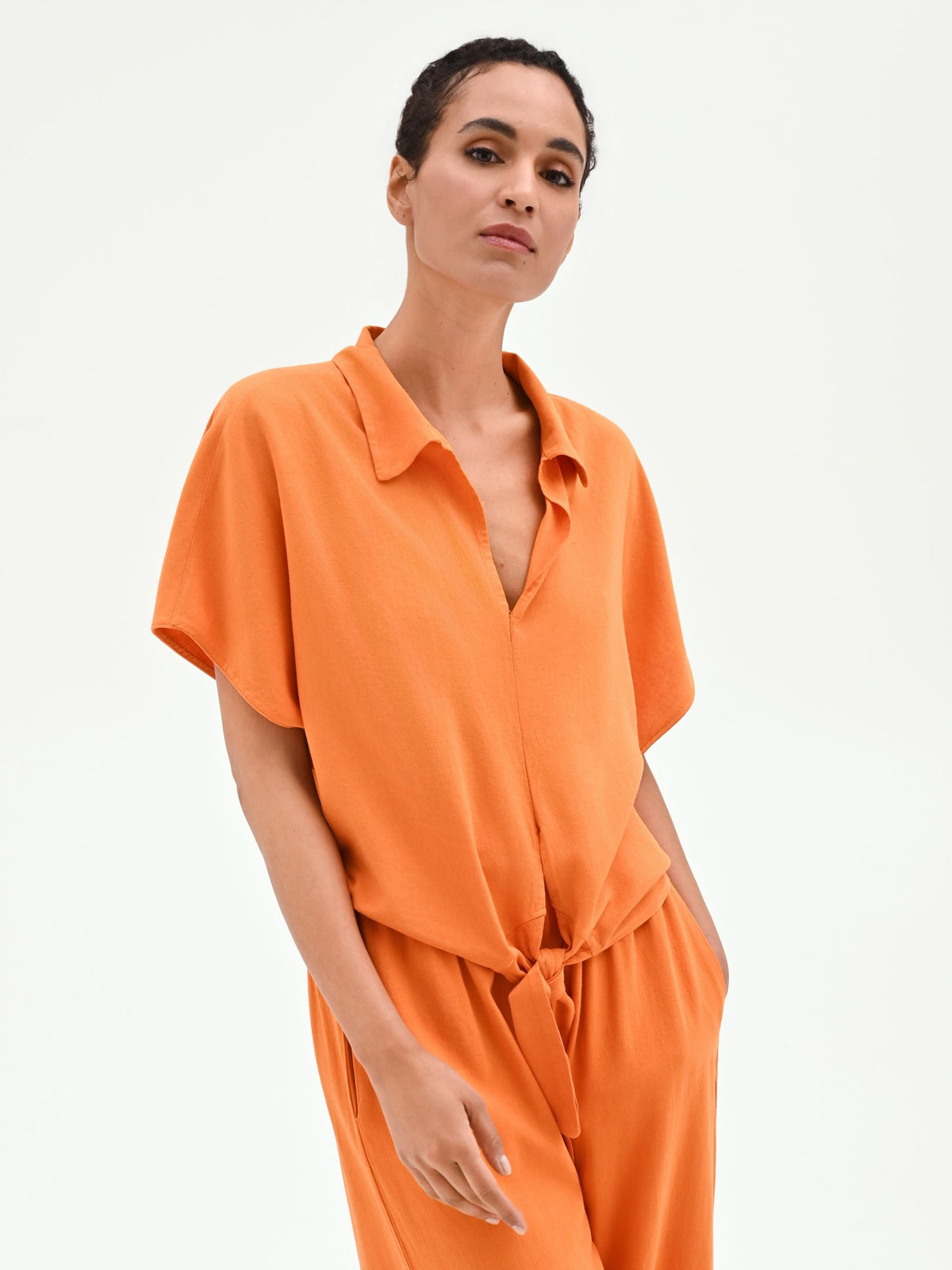 Camicia arancione in lino con nodo