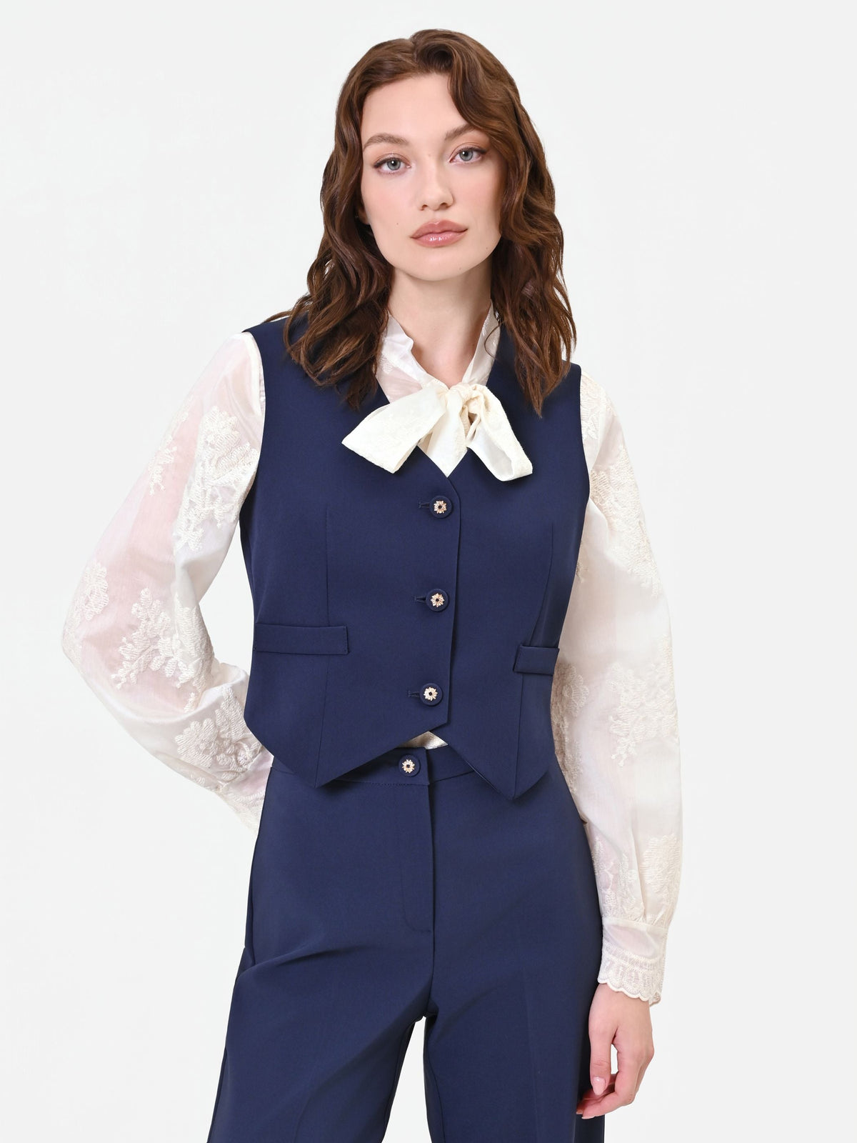 Gilet blu con bottoni gioiello
