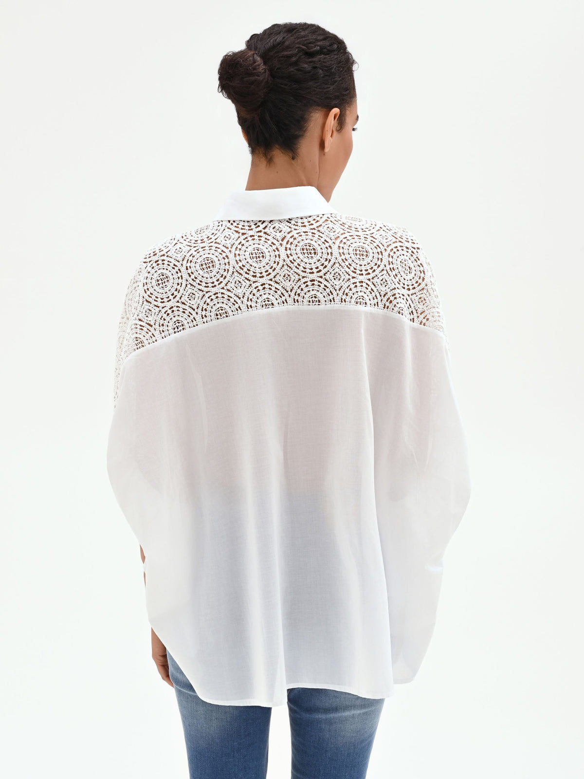 Camicia bianca e inserti in pizzo in cotone