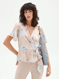 Blusa a portafoglio azzurra con stampa effetto acquerello
