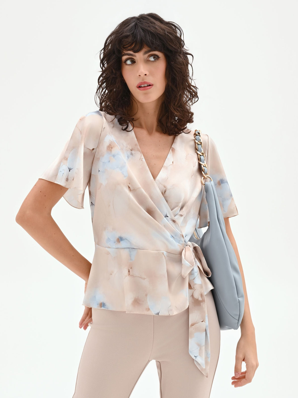 Blusa a portafoglio azzurra con stampa effetto acquerello