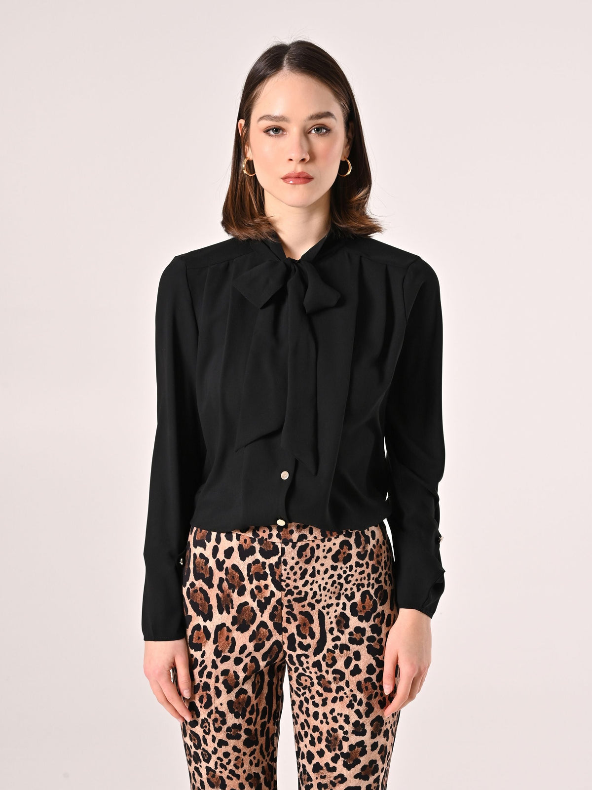 Blusa con Fiocco e Pinces Nera