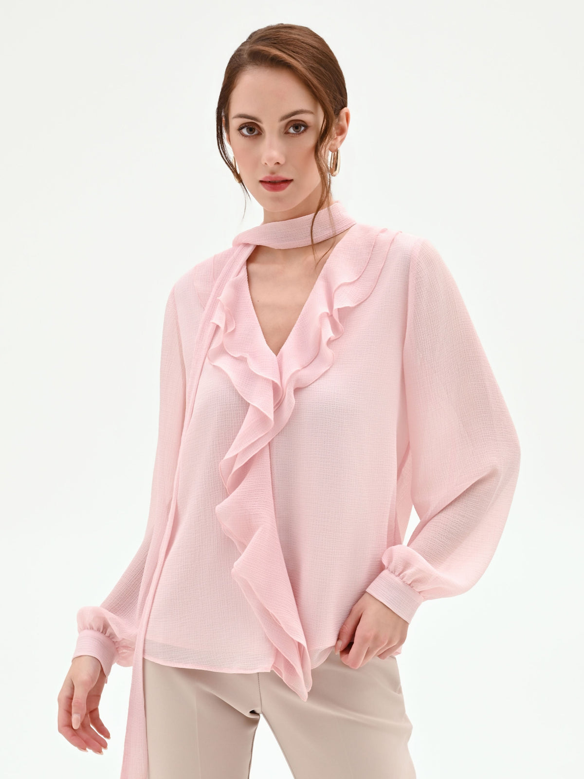 Blusa rosa chiaro con rouche e nastro lavalliere