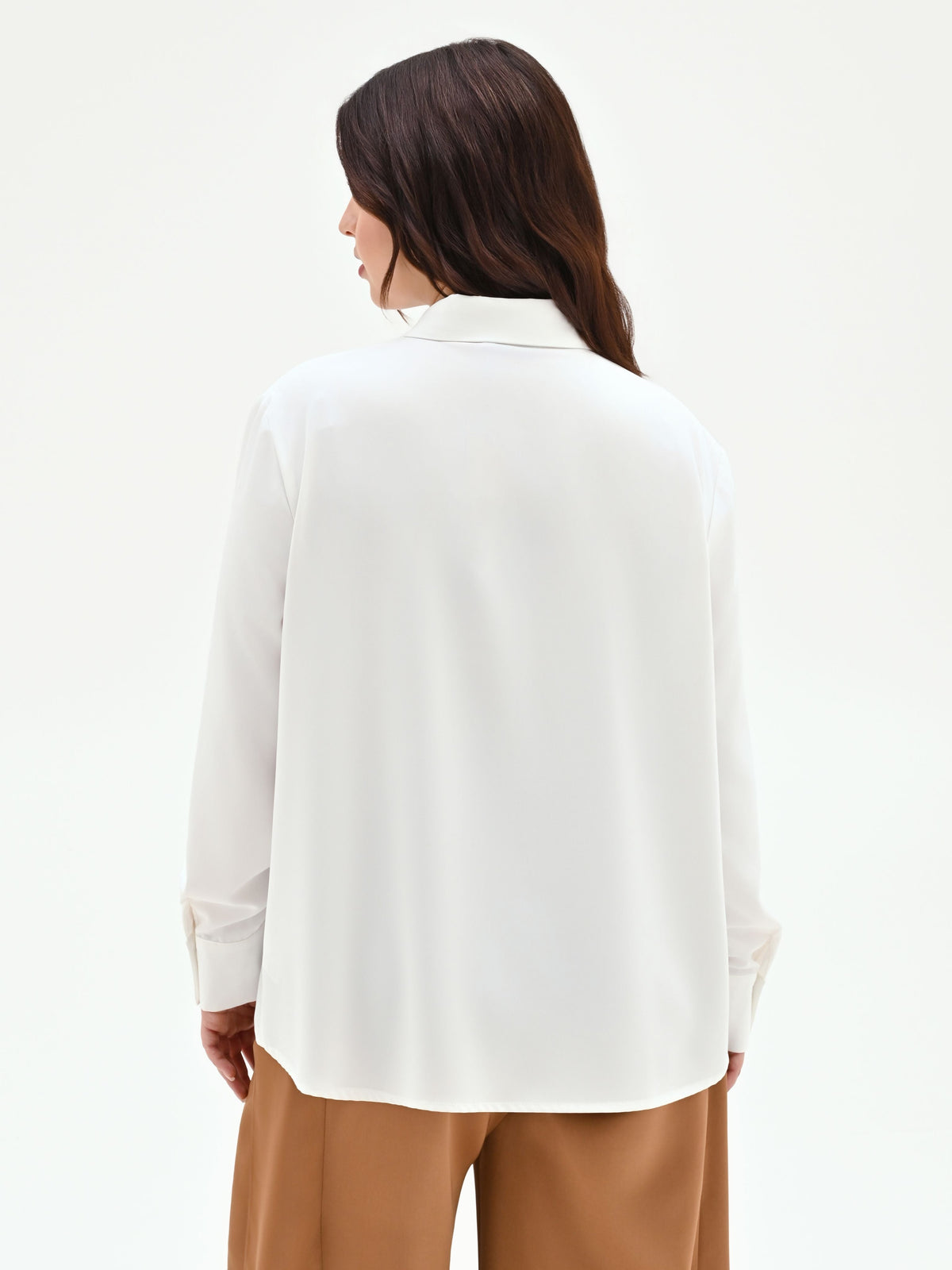 Camicia curvy panna bianco con foulard e spilla gioiello