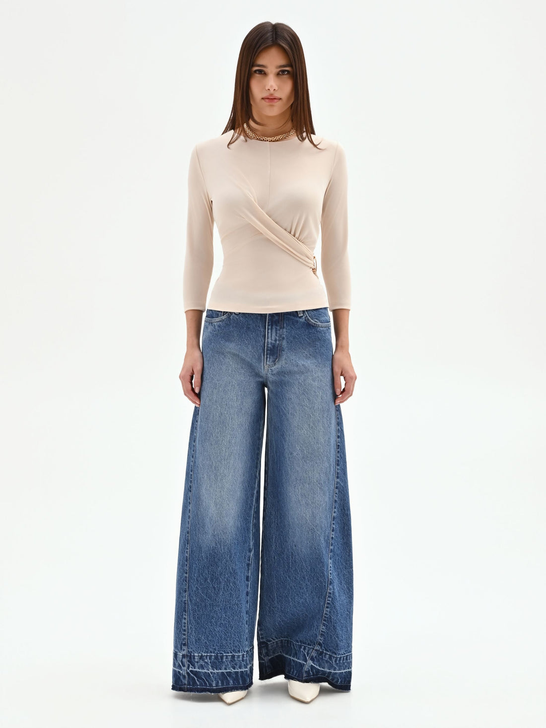 Blusa beige chiaro con drappeggio laterale