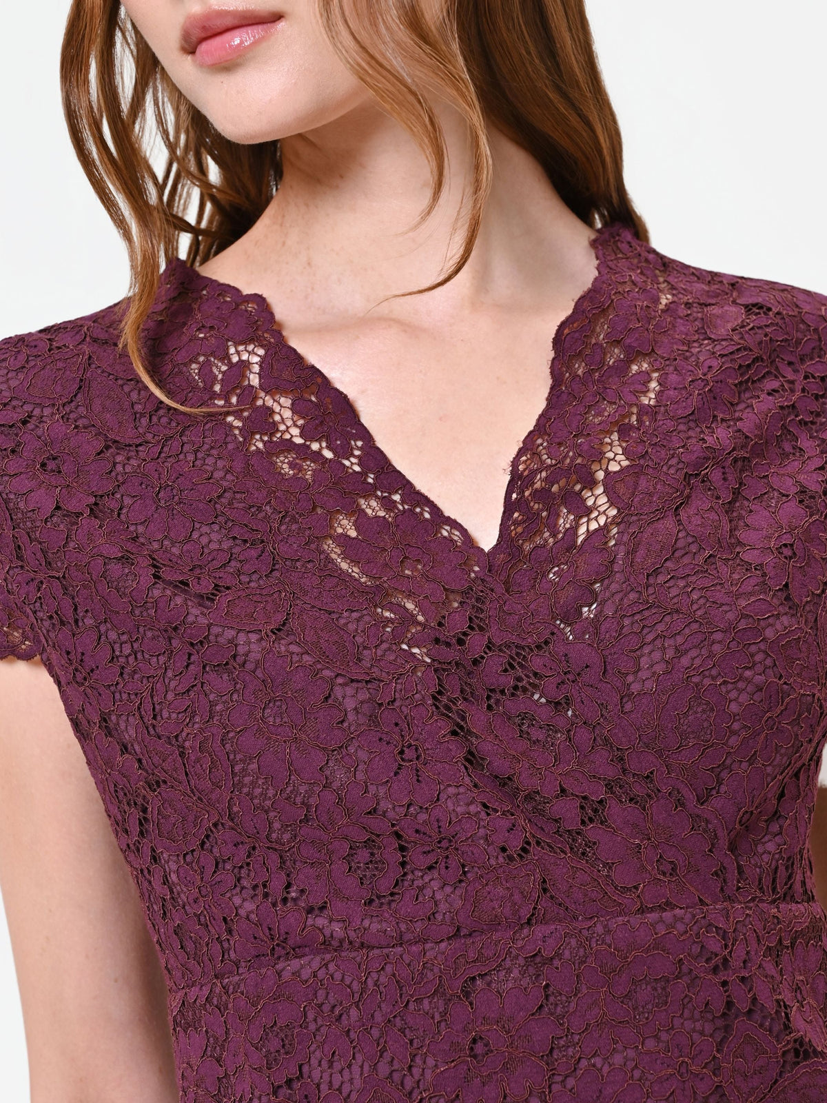 Top bordeaux in pizzo con scollo incrociato