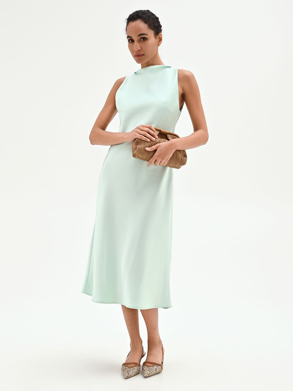 Abito midi in raso verde menta con collo alto