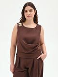 Top curvy cioccolato con drappeggio e spilla fiore