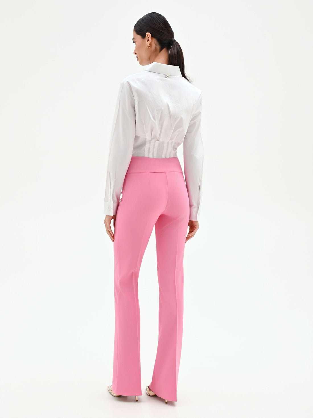 Pantalone rosa mid flared a vita alta con piega stirata