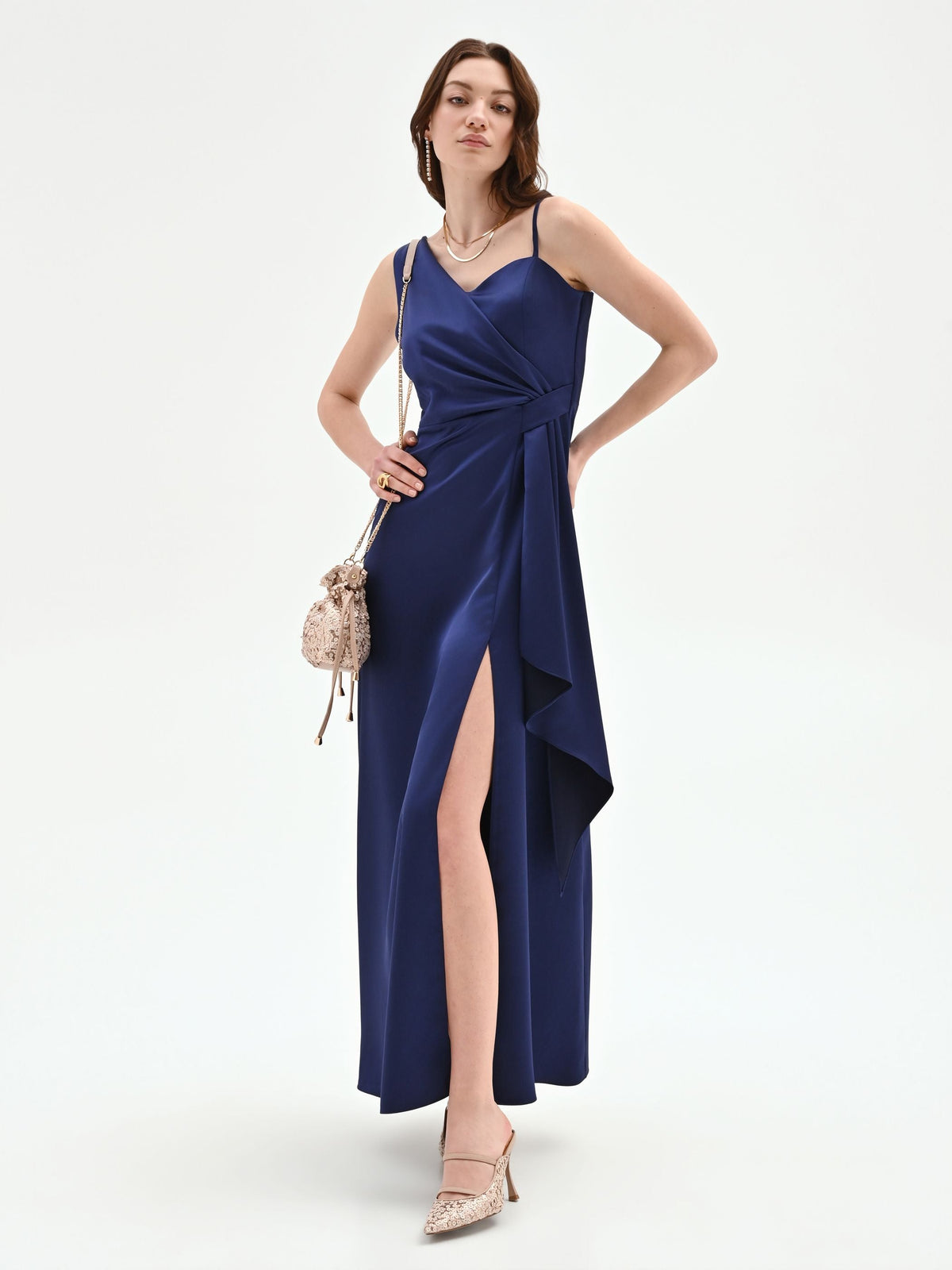 Abito atelier lungo blu indaco con nodo drappeggiato
