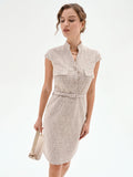 Abito a tubino beige chiaro in tweed con cintura