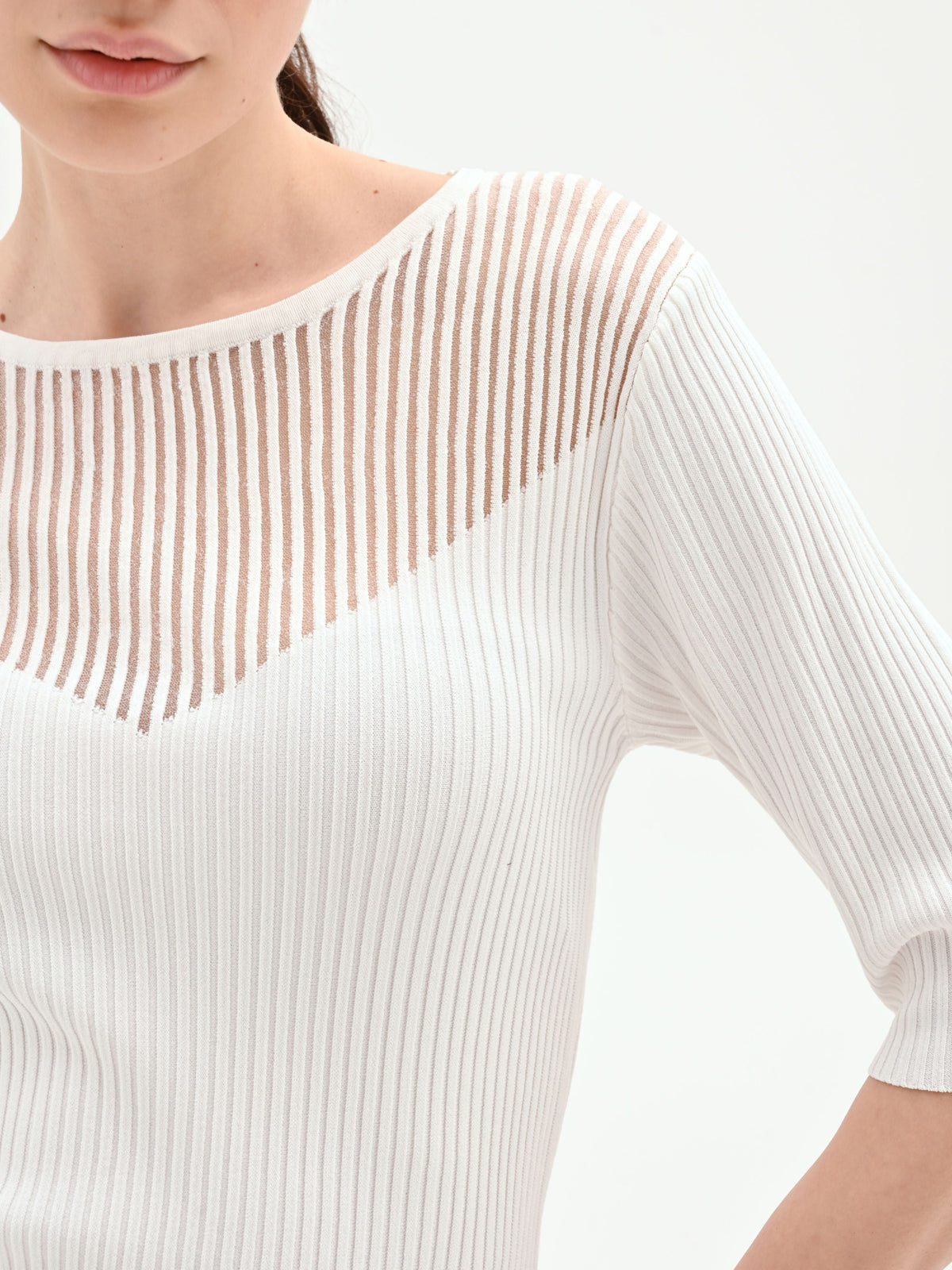 Maglia color panna con gioco di trasparenze