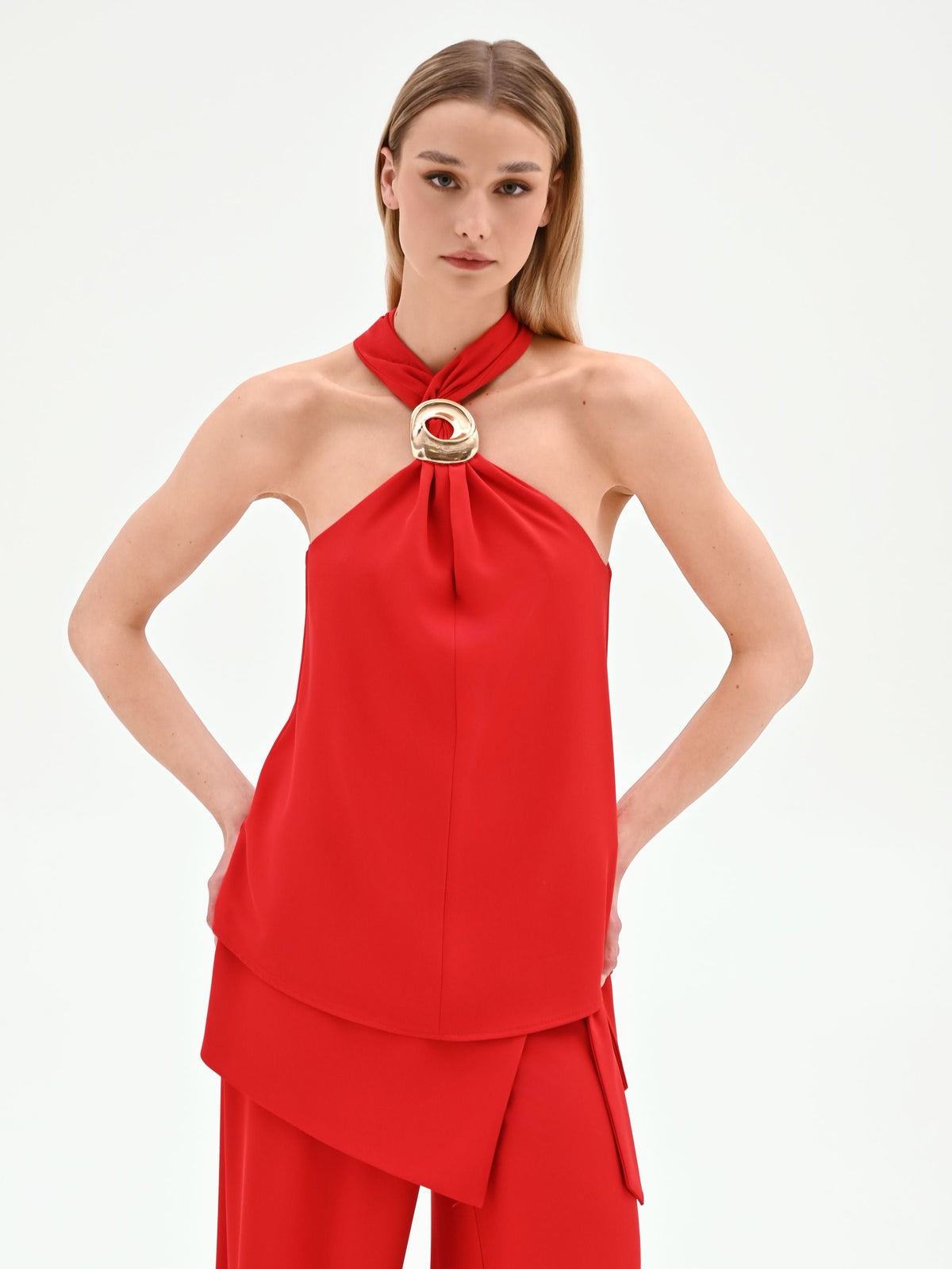 Top rosso con scollo all'americana e anello