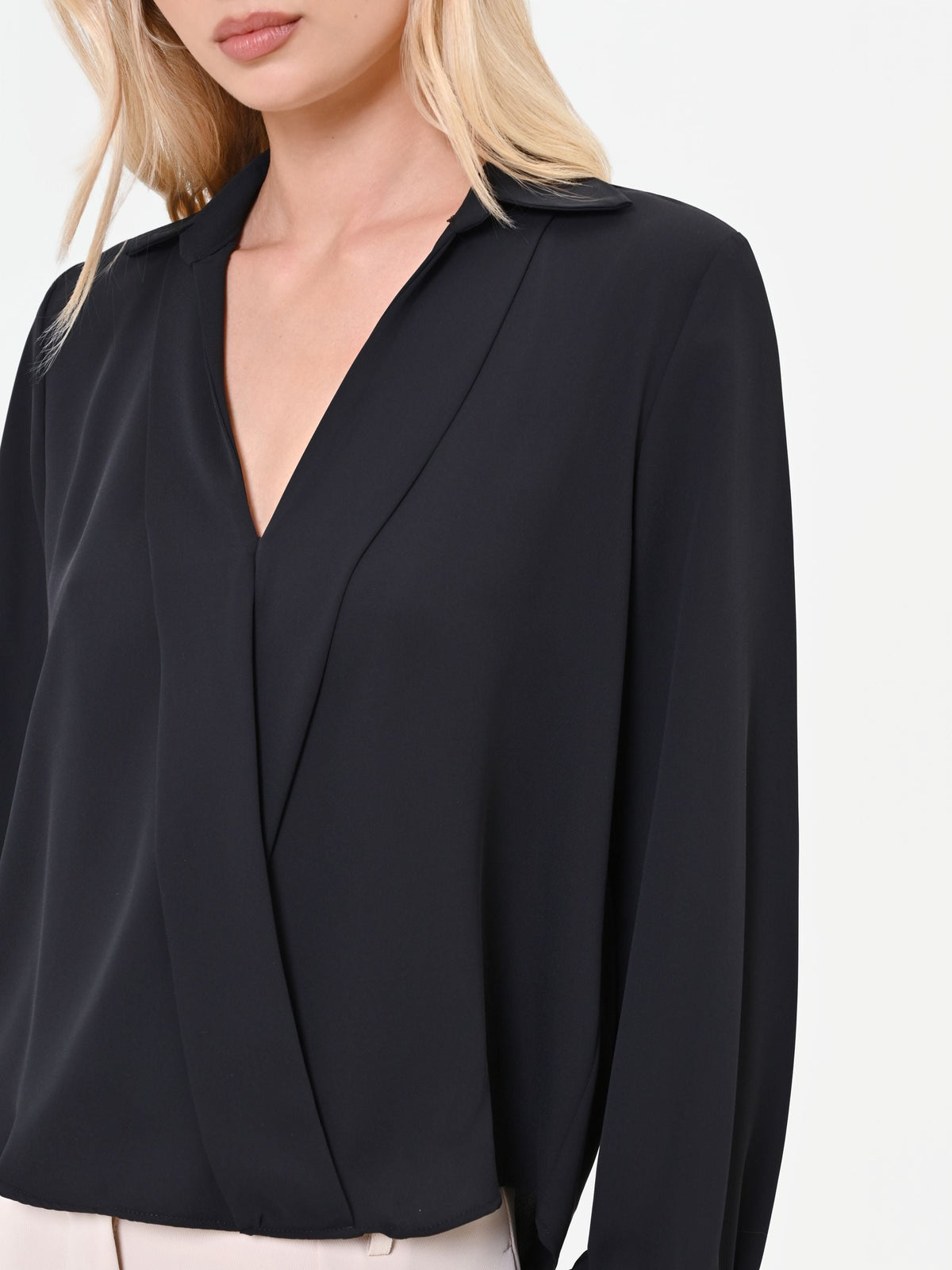 Blusa nera in raso con incrocio a portafoglio