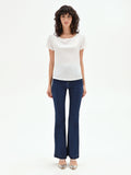 Blusa bianca in raso con scollo a barchetta