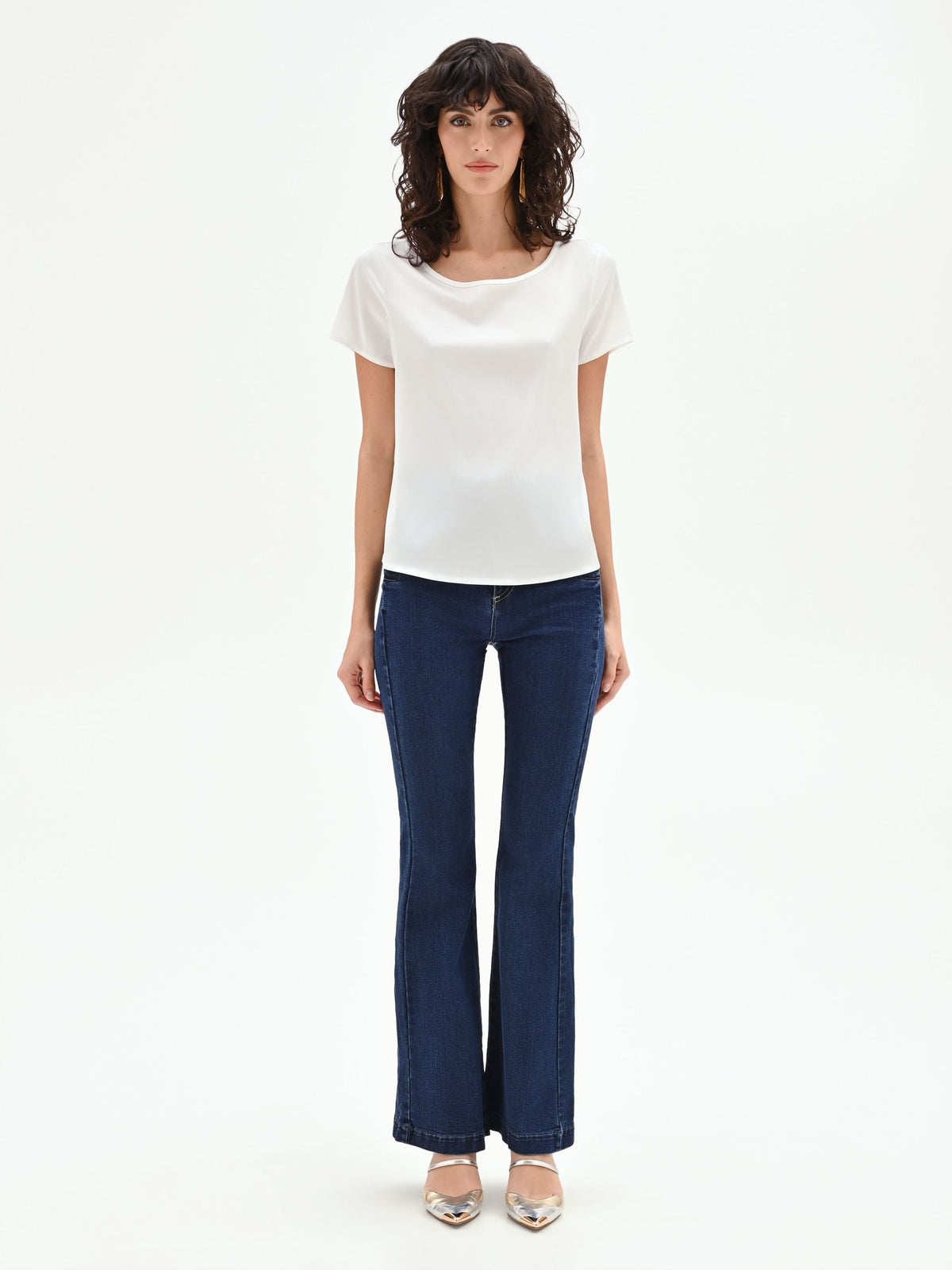 Blusa bianca in raso con scollo a barchetta