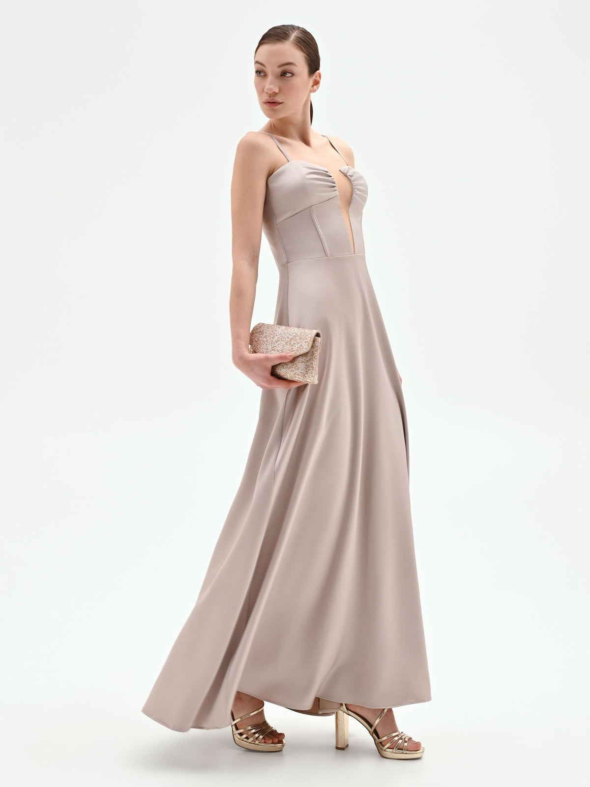 Abito lungo tortora beige con scollo a cuore