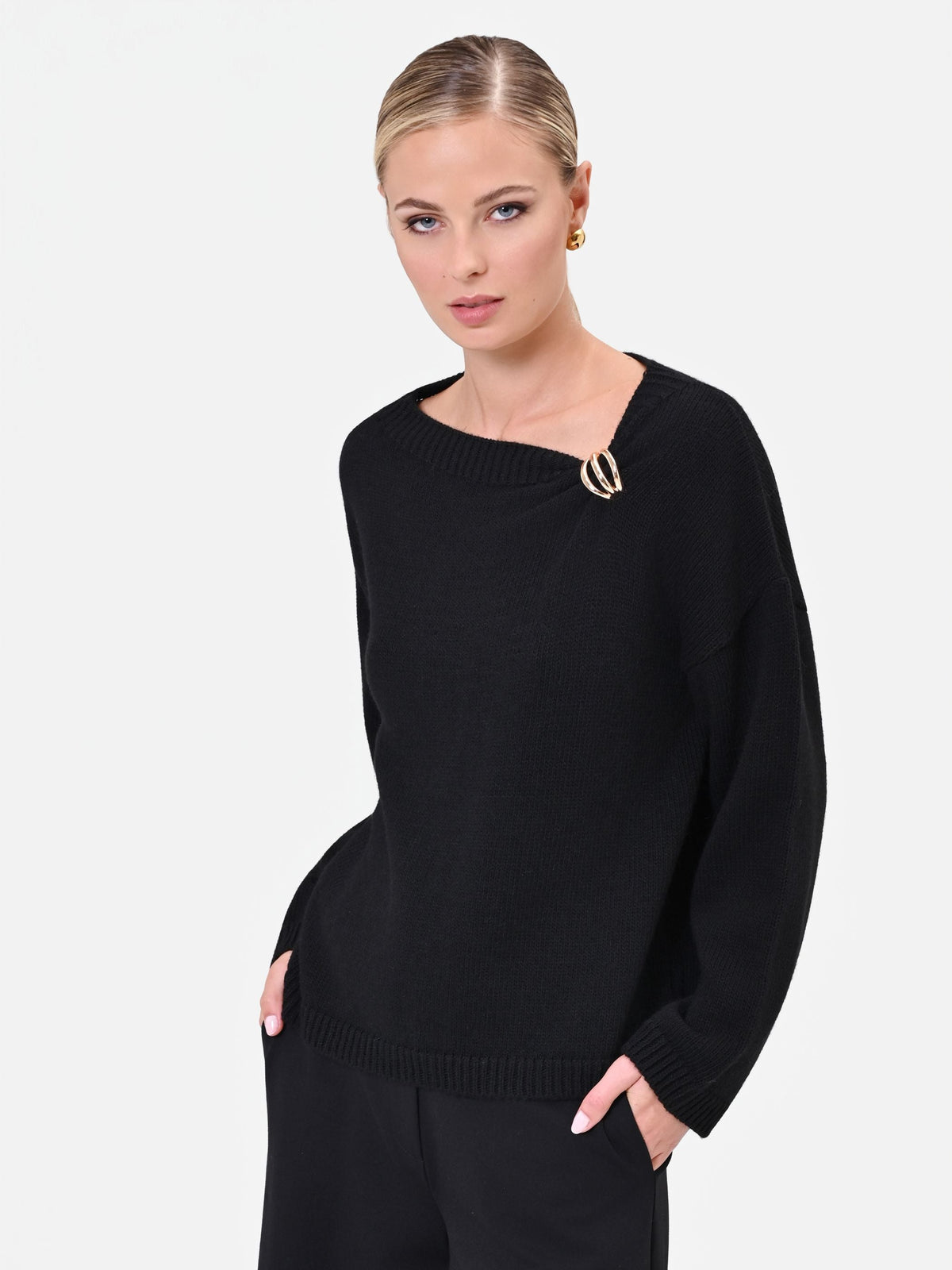 Maglia in lana nera con scollo asimmetrico