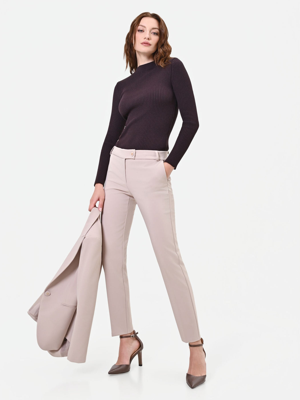Pantalone a sigaretta tortora beige con piega centrale