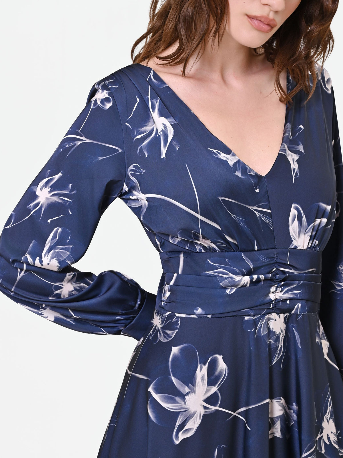 Abito lungo blu in raso con stampa floreale
