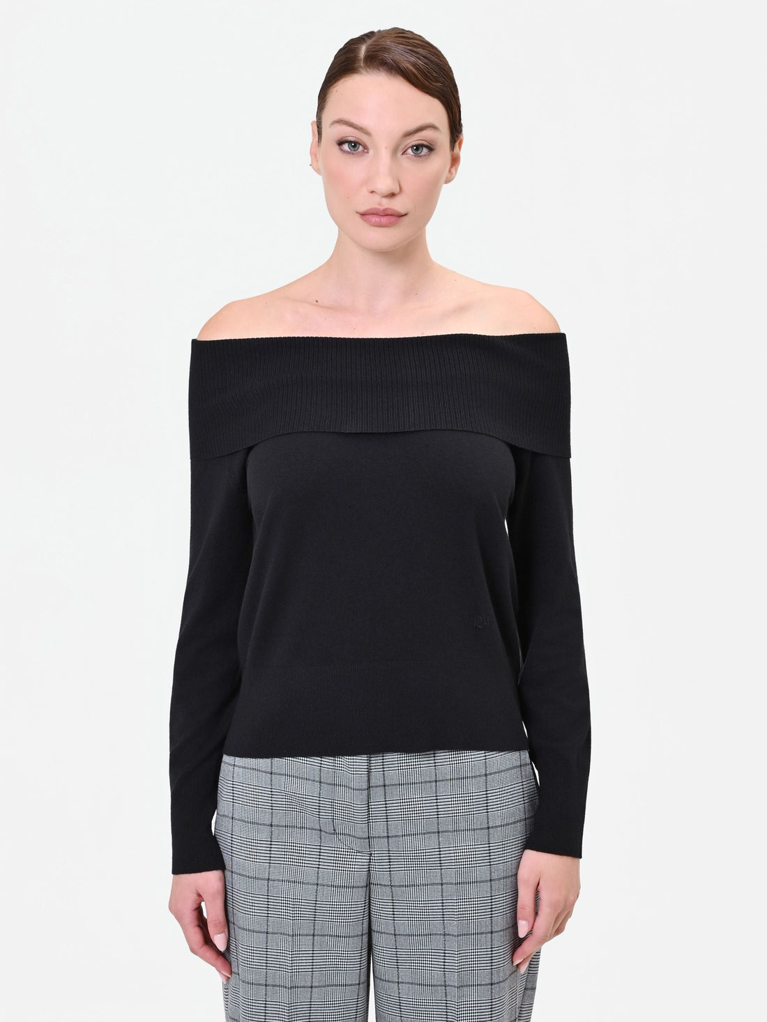 Maglione nero scollato in viscosa in misto viscosa