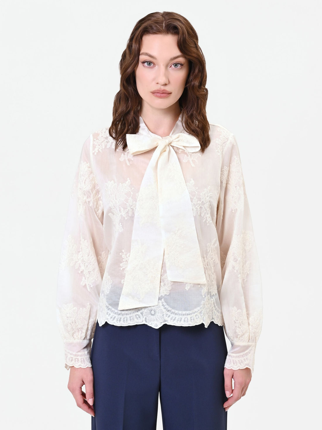 Blusa in pizzo panna con fiocco al collo