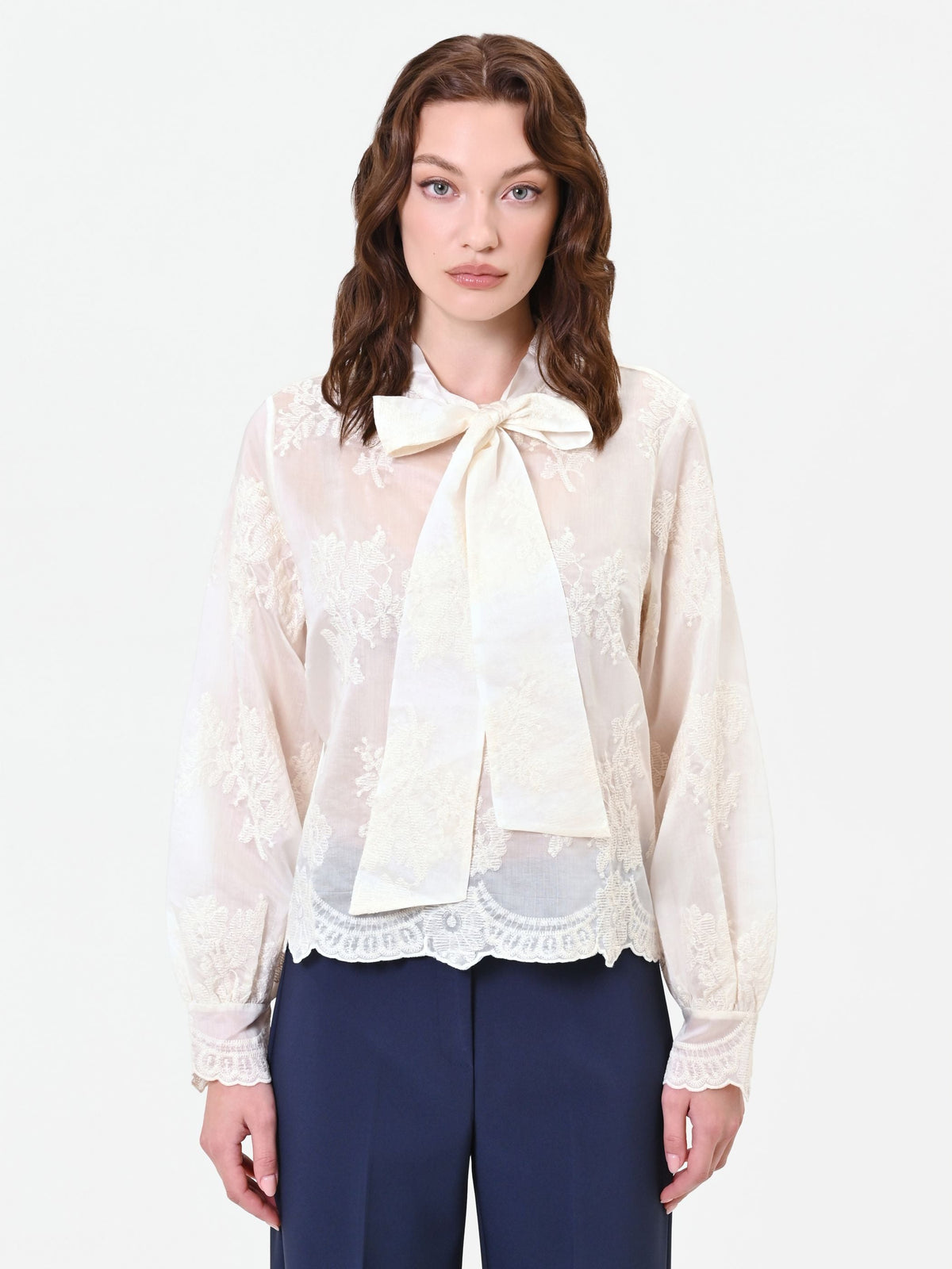 Blusa in pizzo panna con fiocco al collo