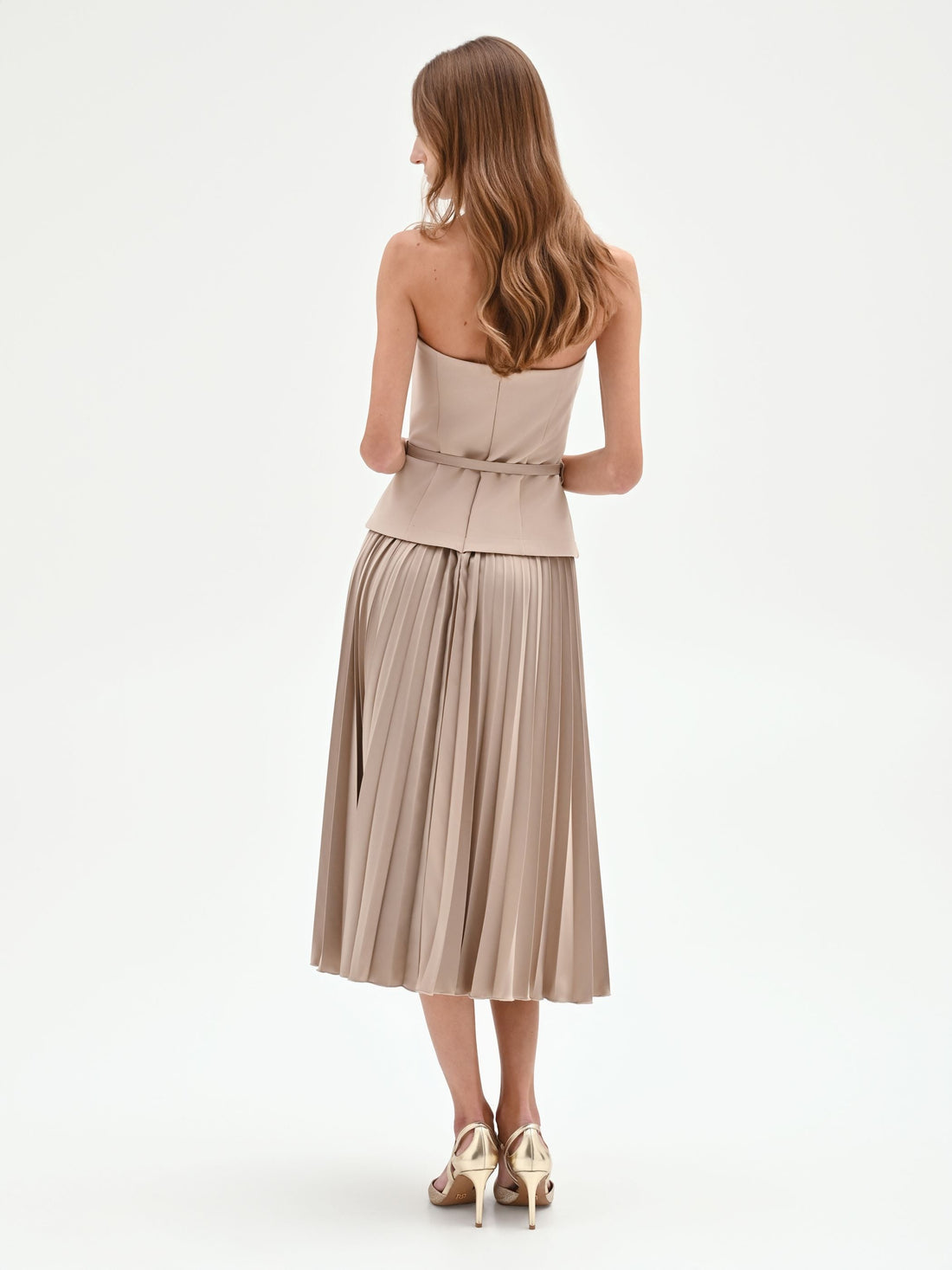 Abito tortora con top bustier e gonna plissé